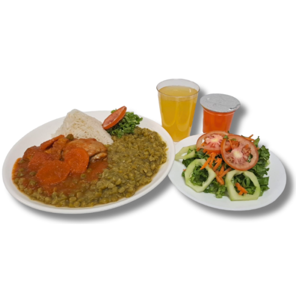 alverjita verde con estofado de pollo y arroz con ensalada en plato blanco